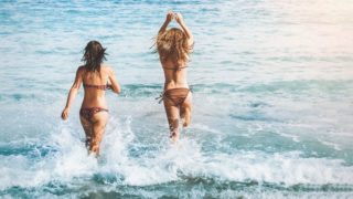 海で遊ぶ女性２人