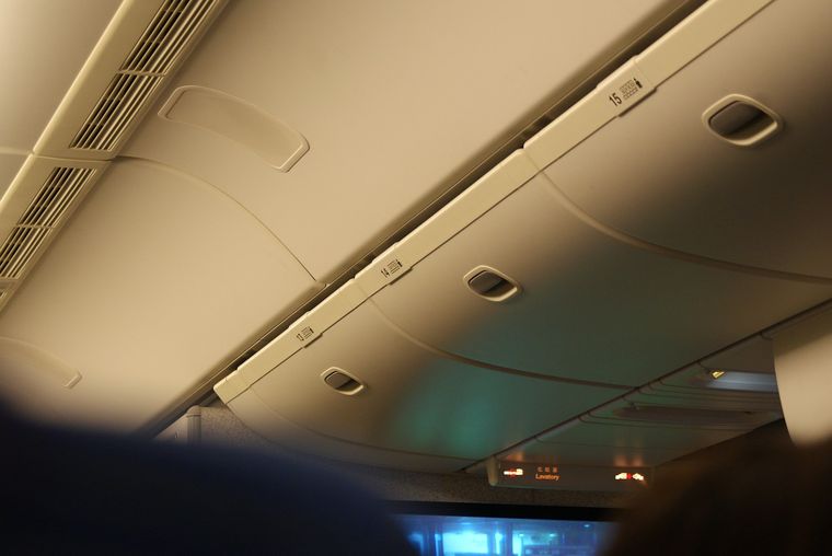 飛行機内の天井