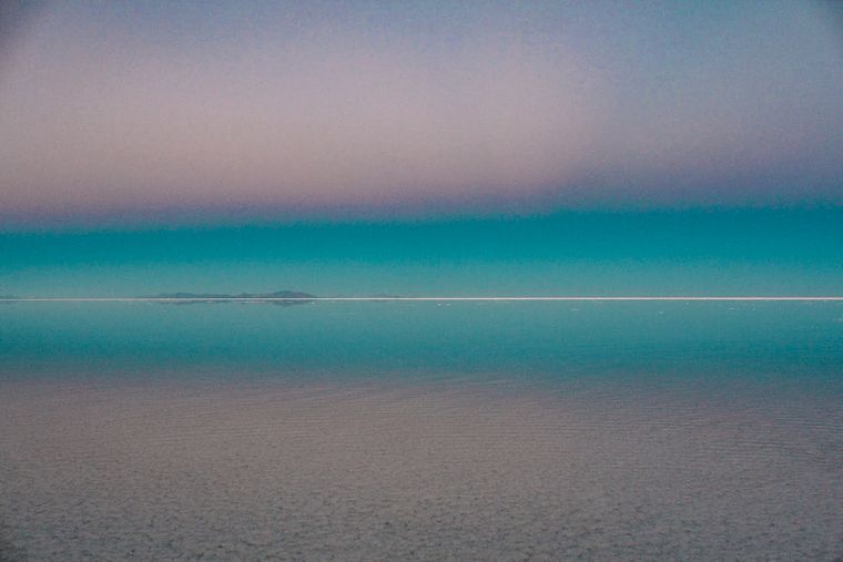 ウユニ塩湖の夜明け