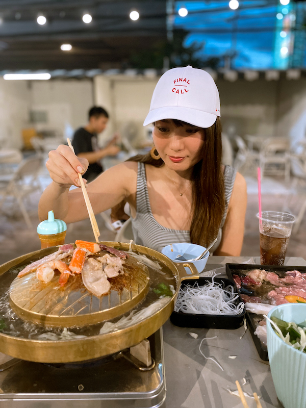 タイ料理を食べる女性